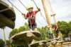 Gutt som balanserer i klatrepark