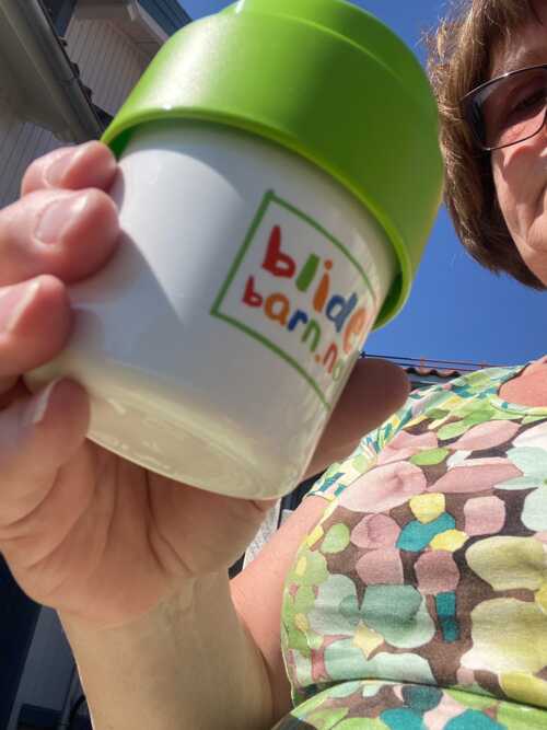 Bilde av bestemor og nærbilde av Blidebarnkopp.