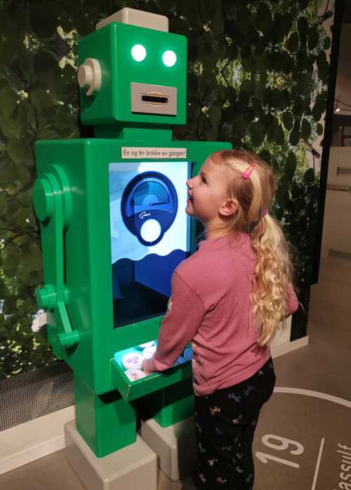 Jente som leker med robot.